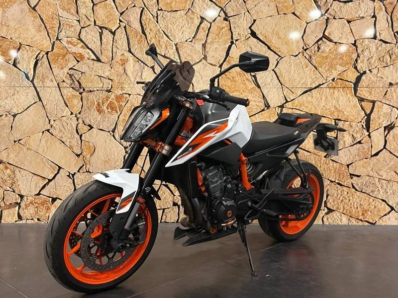 KTM DUKE R .