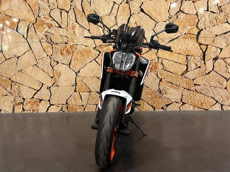 KTM DUKE R .