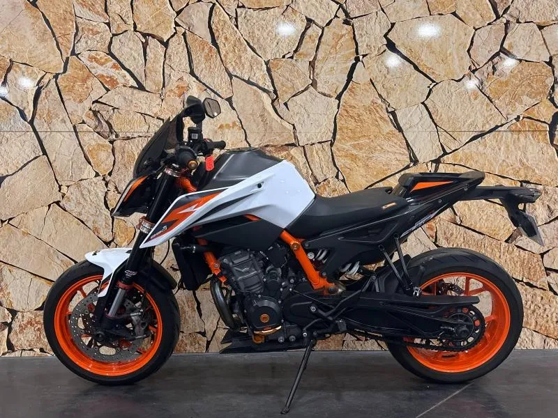 KTM DUKE R .