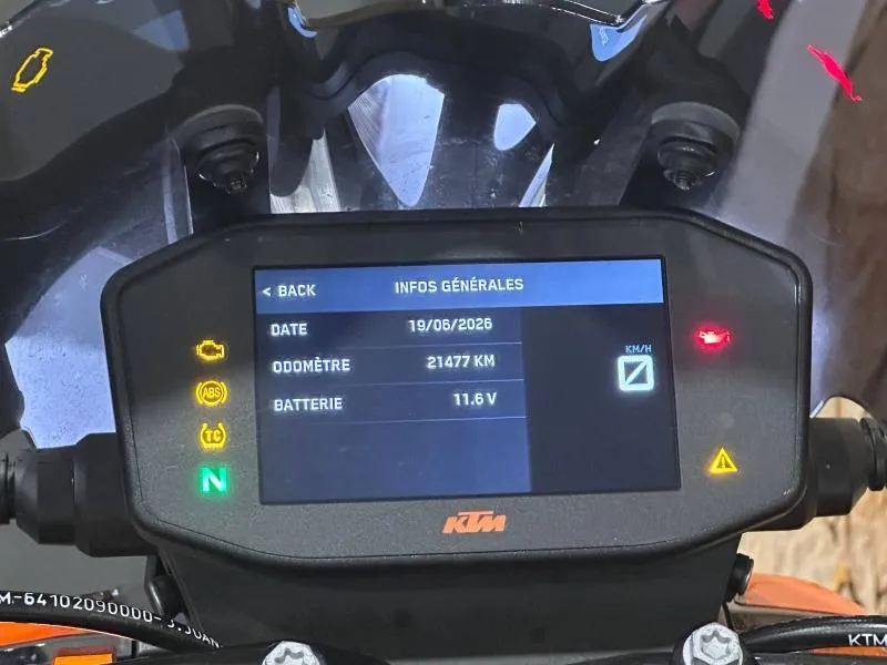KTM DUKE R .