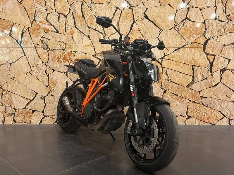 KTM SUPER DUKE R .