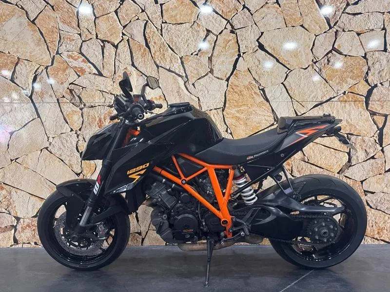 KTM SUPER DUKE R .
