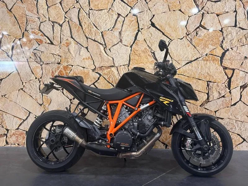 KTM SUPER DUKE R .