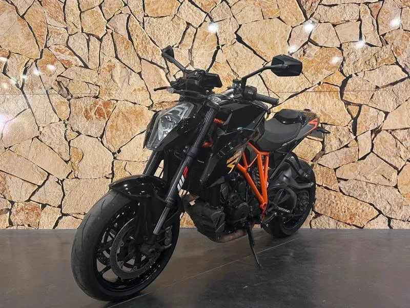 KTM SUPER DUKE R .