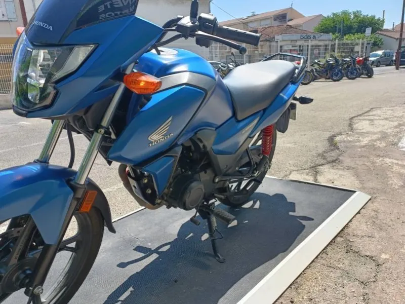 HONDA 125 F 1er main etat neuf a saisir