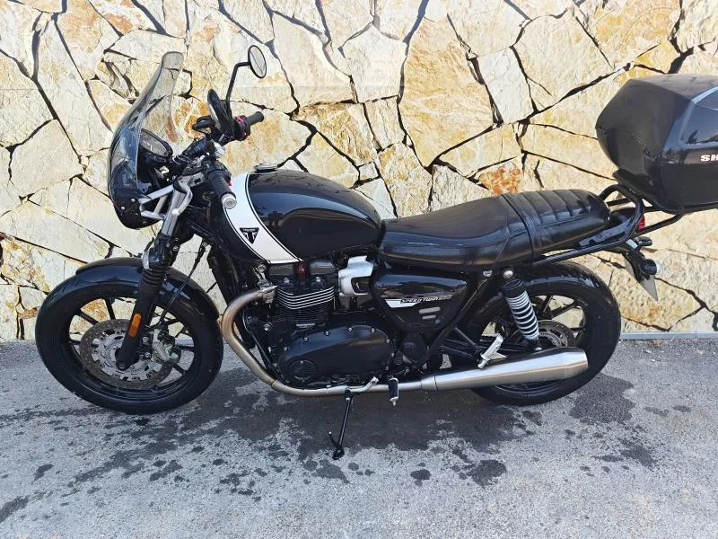 TRIUMPH 900