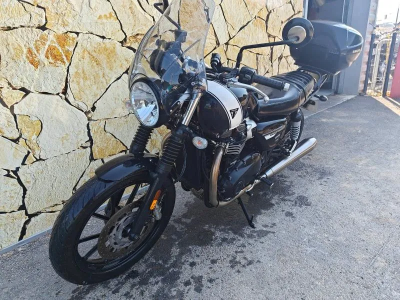 TRIUMPH 900