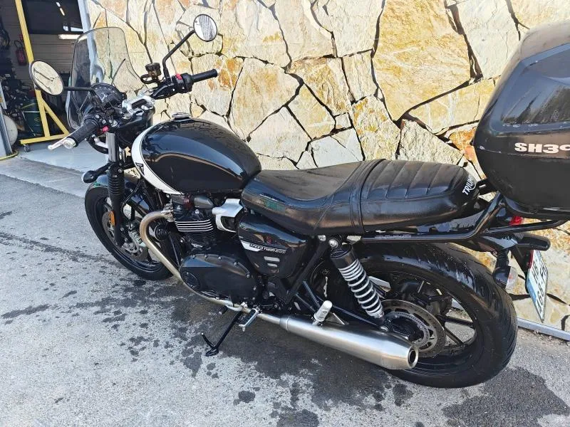 TRIUMPH 900