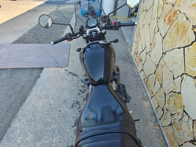 TRIUMPH 900