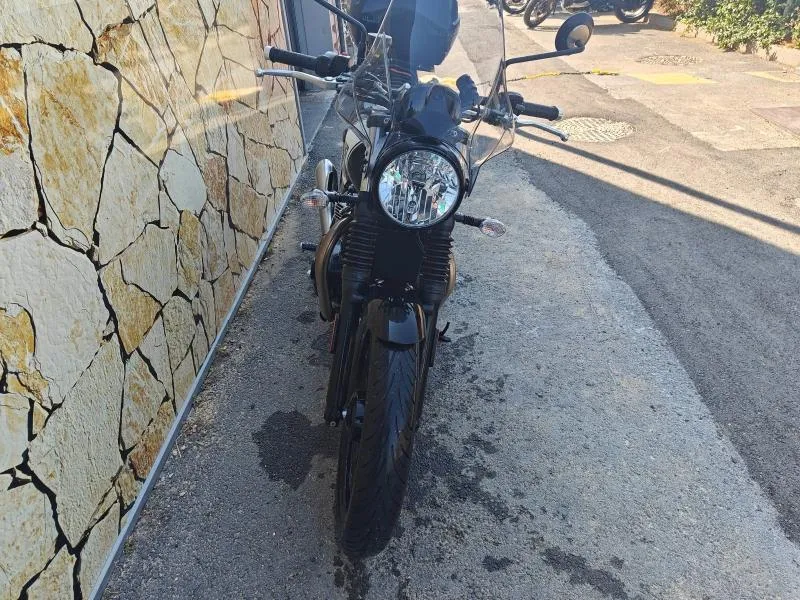 TRIUMPH 900