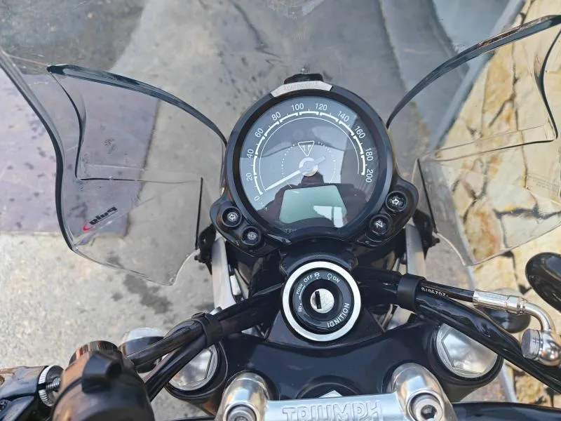 TRIUMPH 900