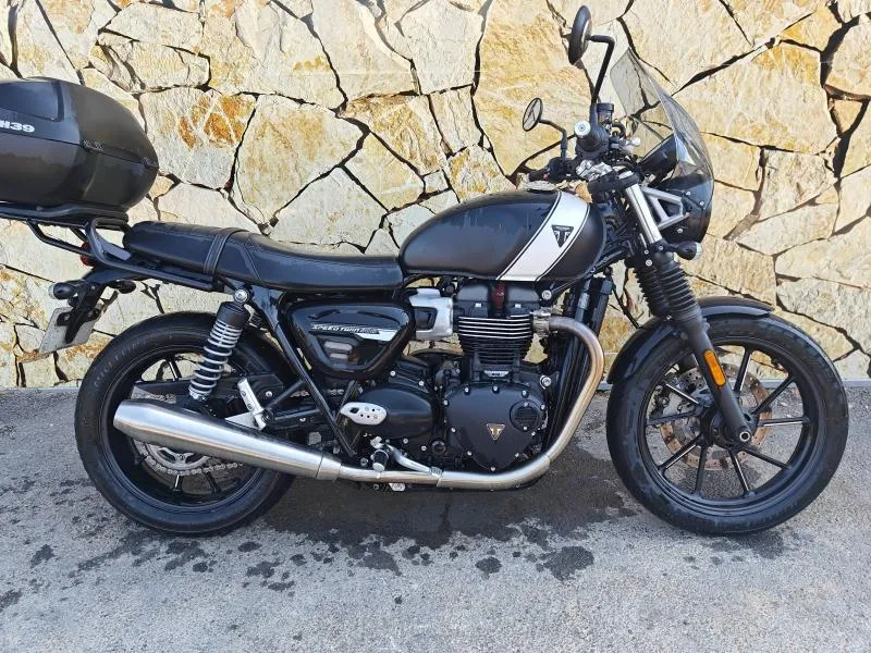 TRIUMPH 900