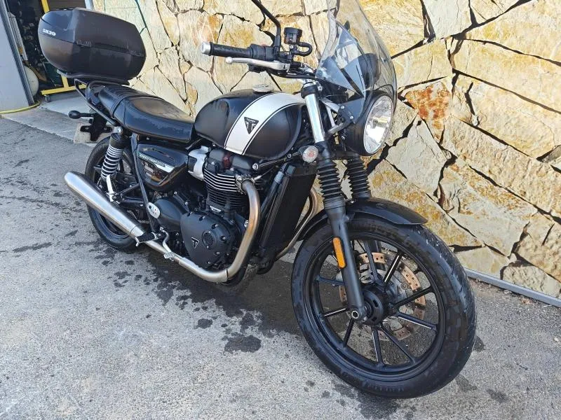 TRIUMPH 900