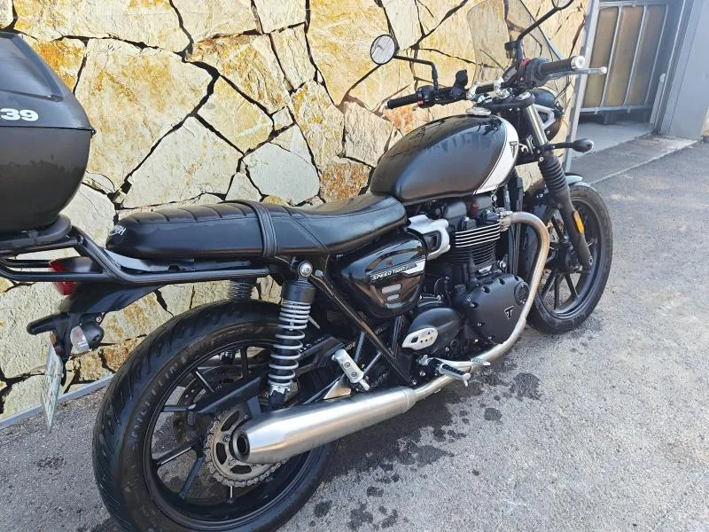TRIUMPH 900