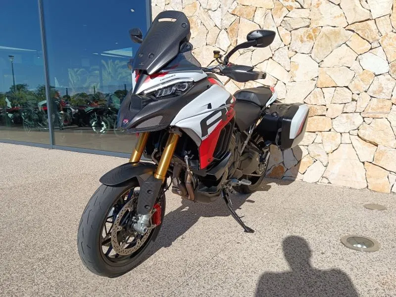 DUCATI V4 RS avec Top case et valises Ducati