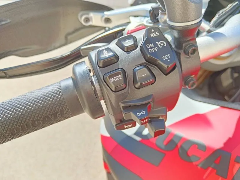 DUCATI V4 RS avec Top case et valises Ducati