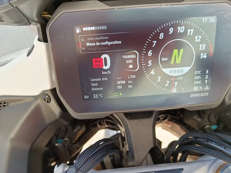 DUCATI V4 RS avec Top case et valises Ducati