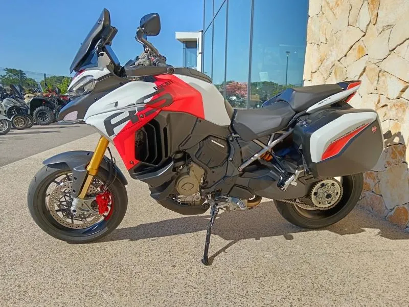 DUCATI V4 RS avec Top case et valises Ducati