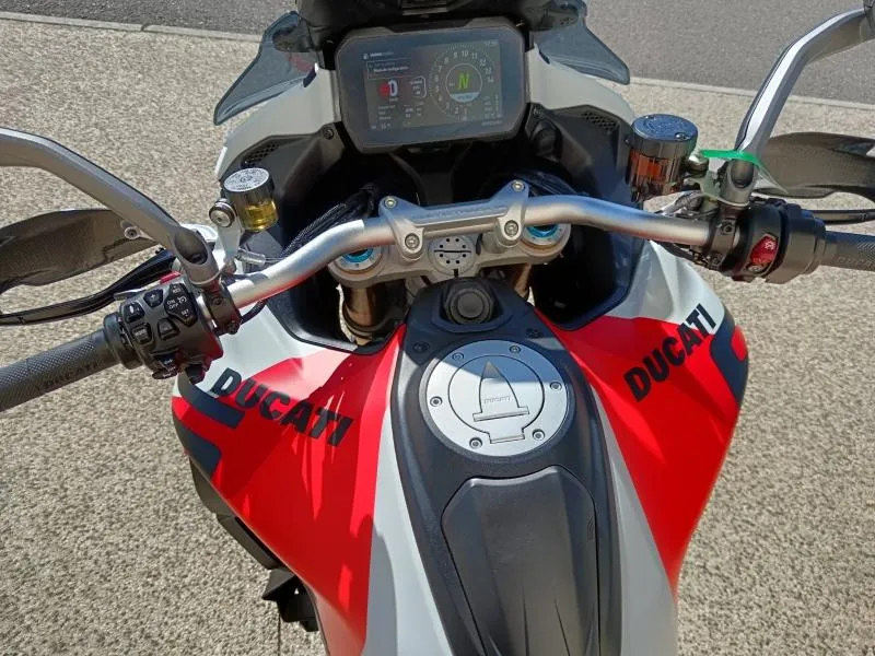 DUCATI V4 RS avec Top case et valises Ducati