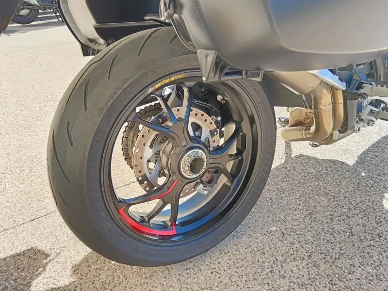 DUCATI V4 RS avec Top case et valises Ducati
