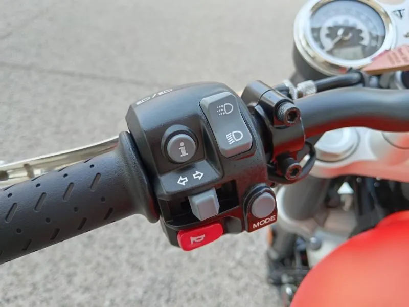 TRIUMPH Speed Twin 1200 + sacoches