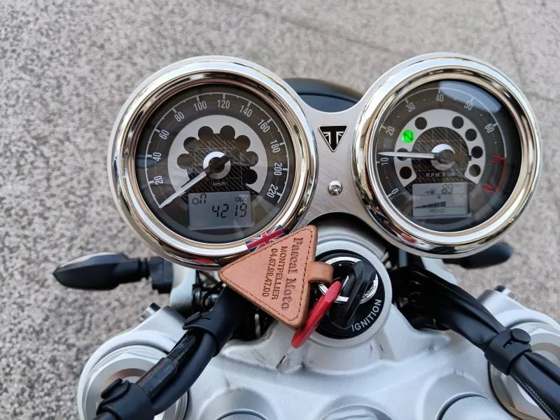TRIUMPH Speed Twin 1200 + sacoches