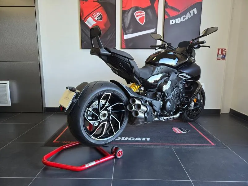 DUCATI V4