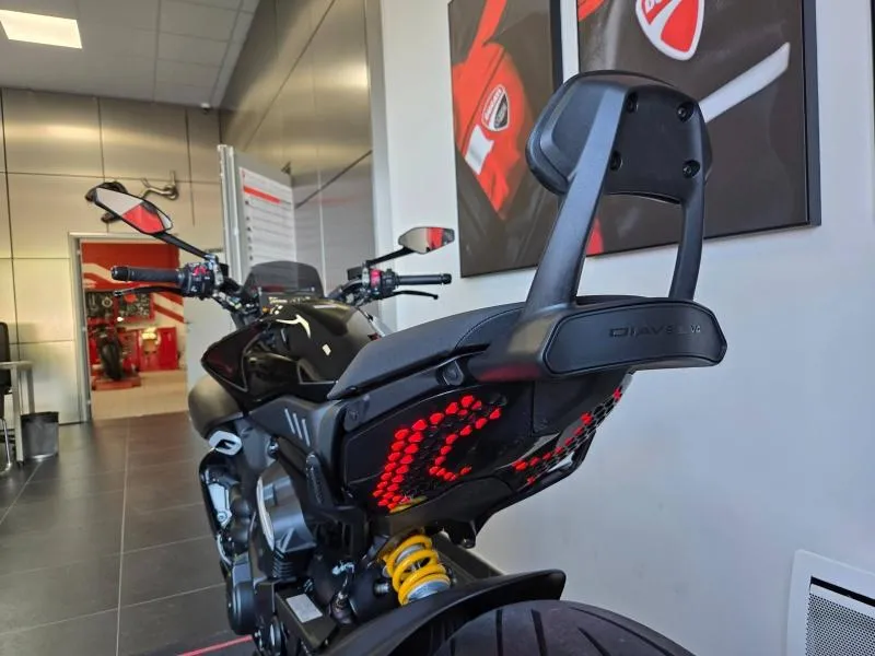 DUCATI V4