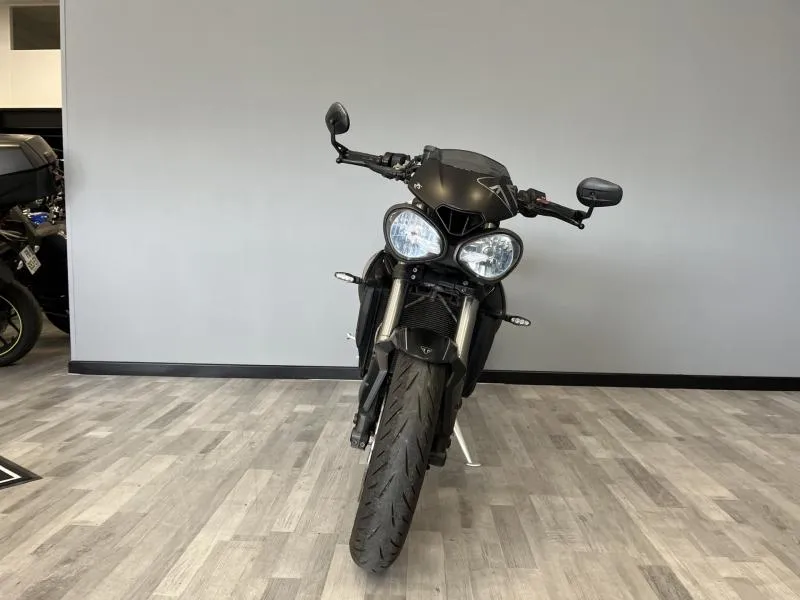 TRIUMPH TRIPLE 765 RS .