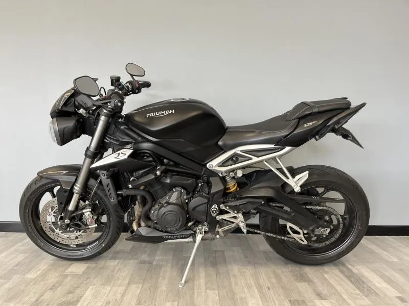 TRIUMPH TRIPLE 765 RS .