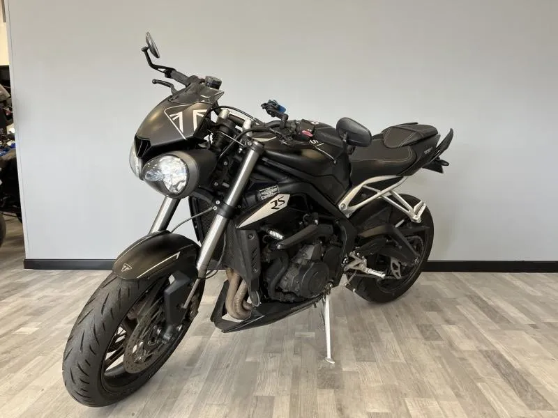 TRIUMPH TRIPLE 765 RS .