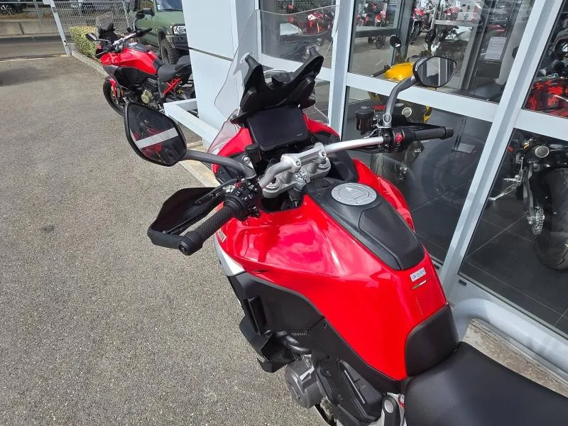 DUCATI V4 S Travel & Radar