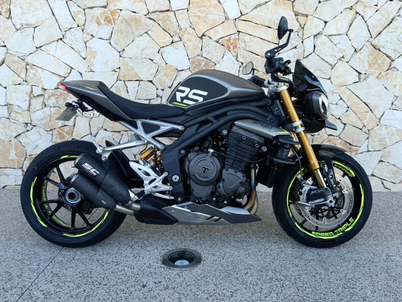 TRIUMPH TRIPLE 1200 RS .