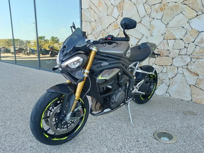 TRIUMPH TRIPLE 1200 RS .