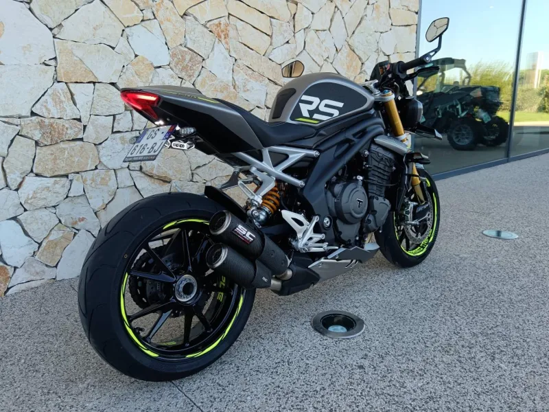 TRIUMPH TRIPLE 1200 RS .
