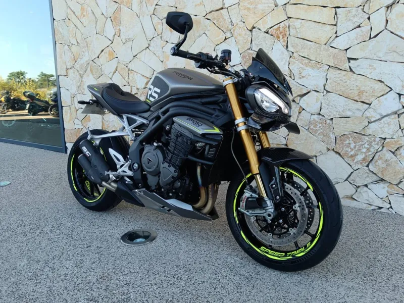 TRIUMPH TRIPLE 1200 RS .