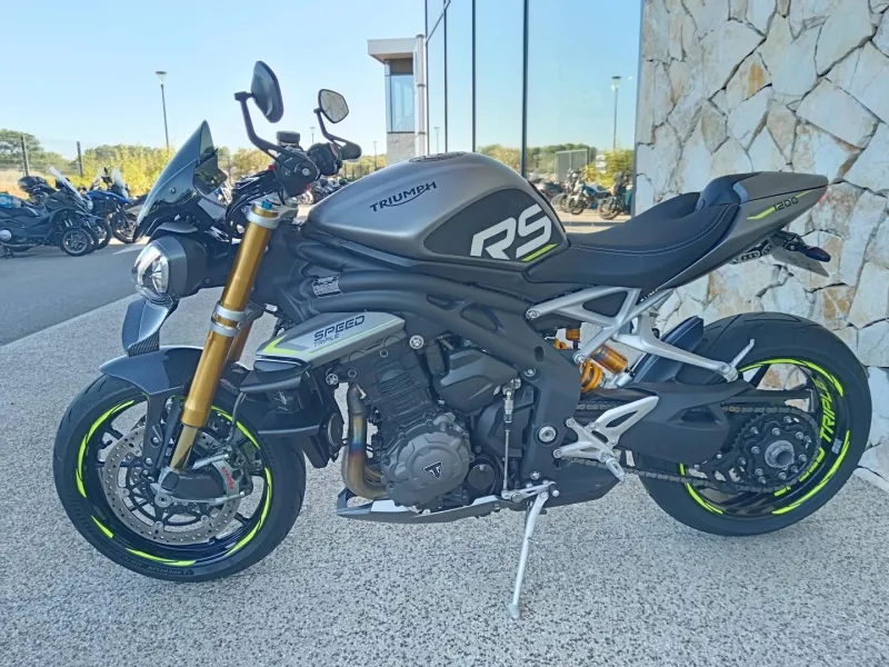 TRIUMPH TRIPLE 1200 RS .