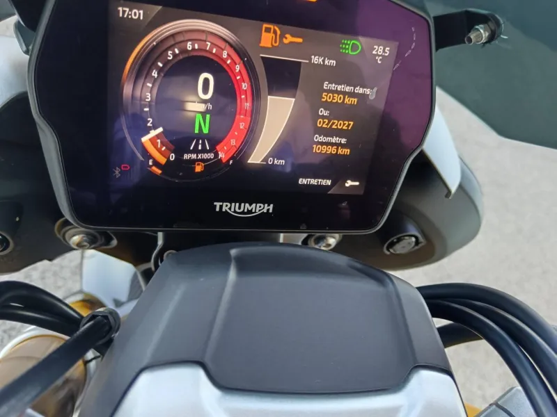 TRIUMPH TRIPLE 1200 RS .