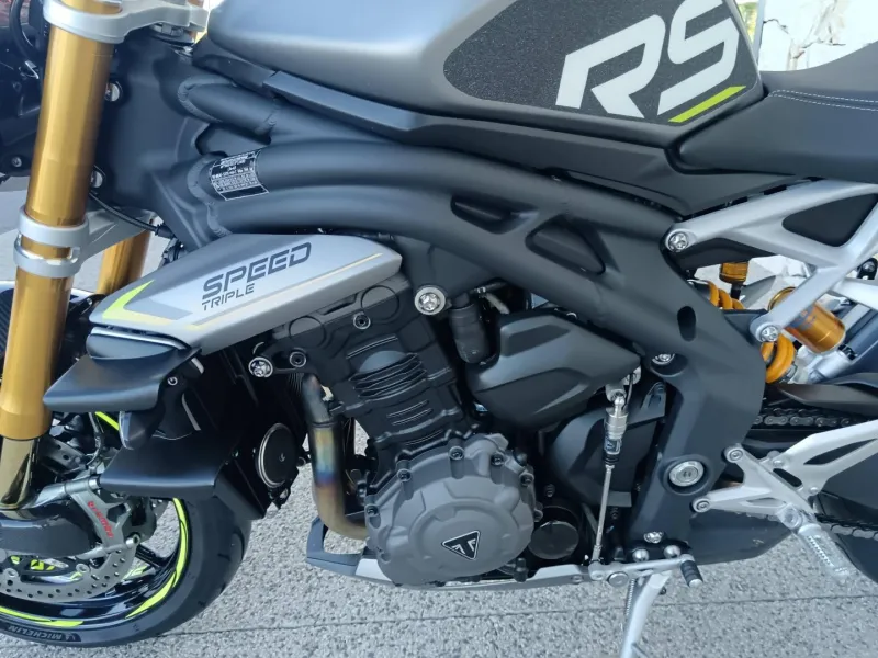 TRIUMPH TRIPLE 1200 RS .