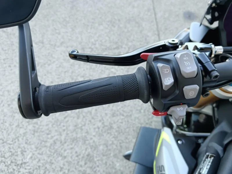 TRIUMPH TRIPLE 1200 RS .
