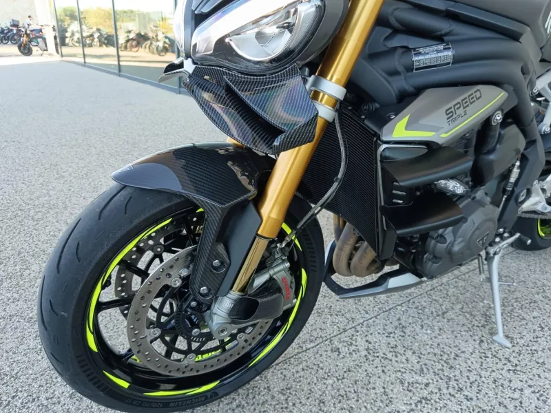 TRIUMPH TRIPLE 1200 RS .