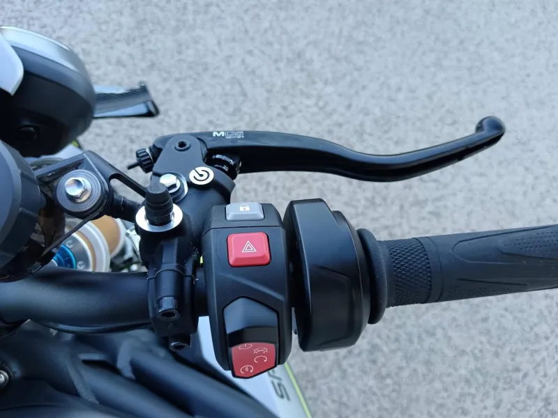 TRIUMPH TRIPLE 1200 RS .