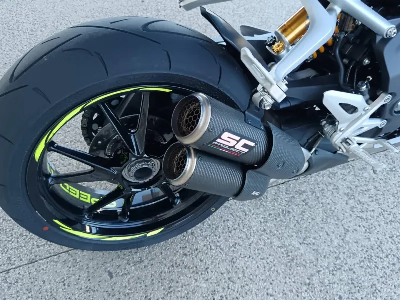 TRIUMPH TRIPLE 1200 RS .