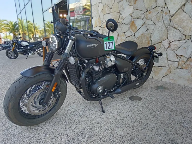TRIUMPH Bobber 1200 Black 230 km + vince&hines