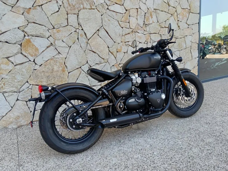 TRIUMPH Bobber 1200 Black 230 km + vince&hines