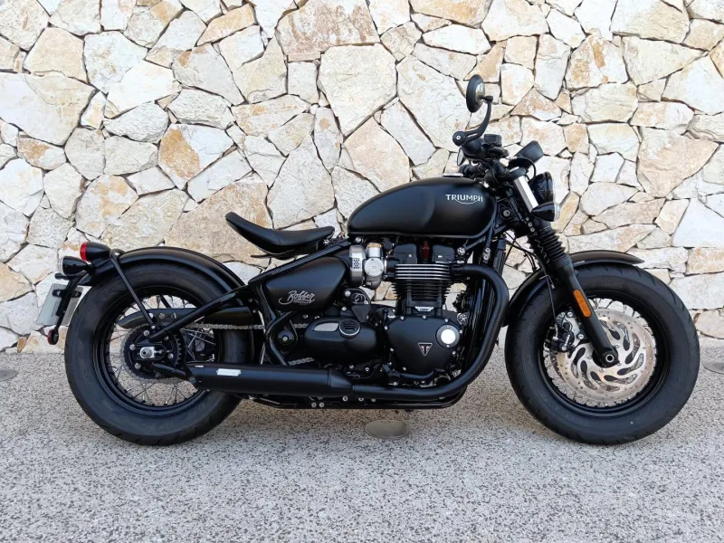 TRIUMPH Bobber 1200 Black 230 km + vince&hines
