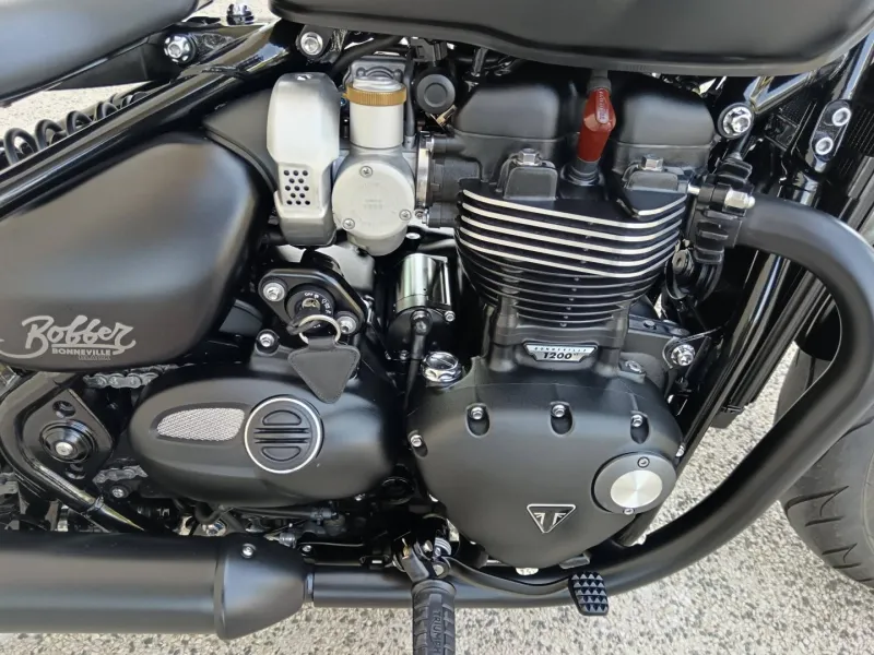 TRIUMPH Bobber 1200 Black 230 km + vince&hines