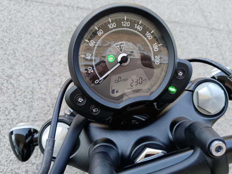 TRIUMPH Bobber 1200 Black 230 km + vince&hines