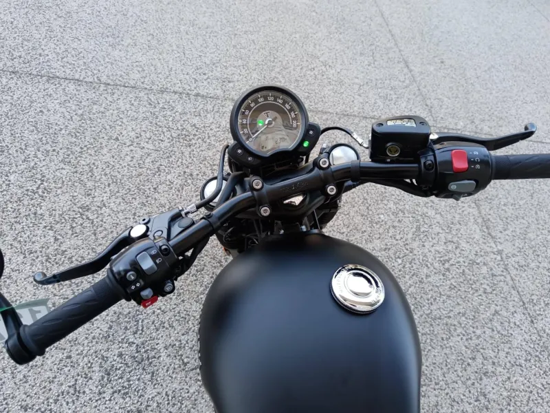 TRIUMPH Bobber 1200 Black 230 km + vince&hines