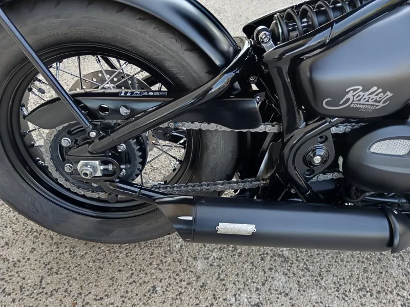 TRIUMPH Bobber 1200 Black 230 km + vince&hines